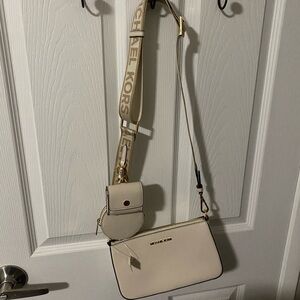 BMWT- Michael Kors Jet Set Tech Crossbody Bag in Saffiano Leather - light cream